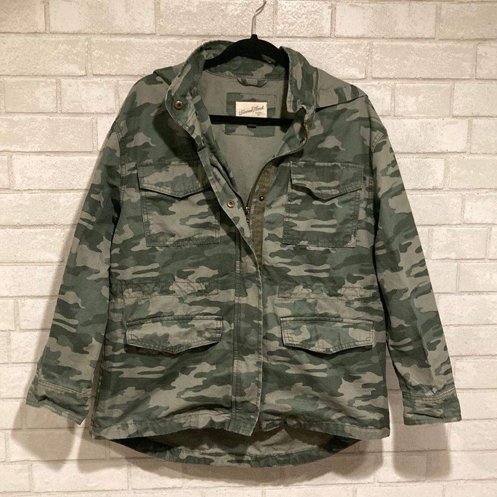 Euc Universal Thread Camo Fall/Spring Anorak Styl… - image 1